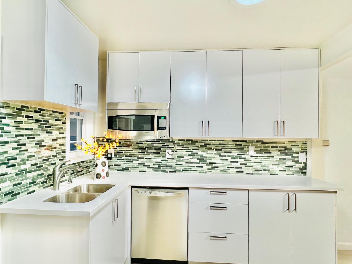 Detail Gallery Image 10 of 35 For 536 Flynn Ave, Redwood City,  CA 94063 - 4 Beds | 2/1 Baths