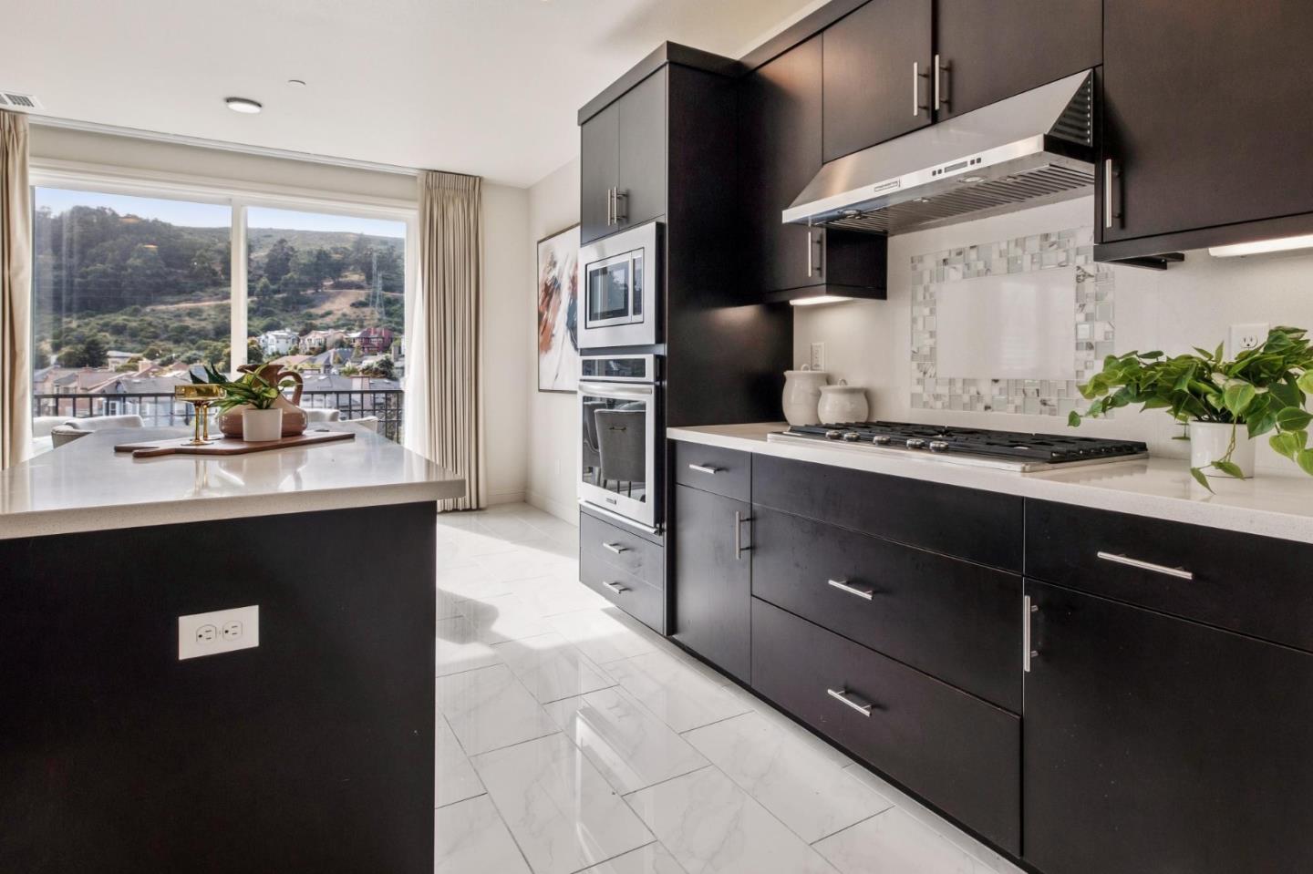 Detail Gallery Image 21 of 50 For 101 Butterweed Ln, Brisbane,  CA 94005 - 5 Beds | 3 Baths