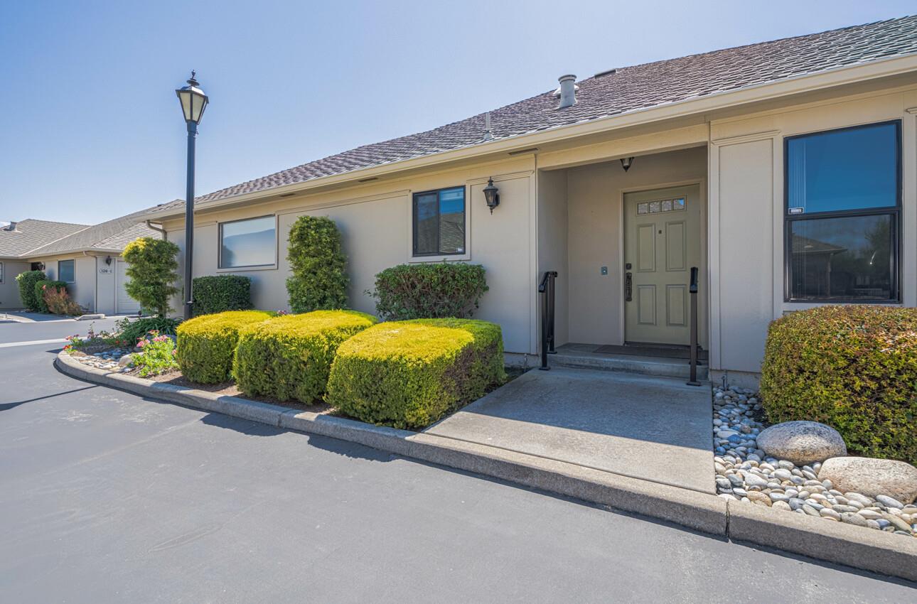 Detail Gallery Image 2 of 31 For 128 Nissen Rd #4,  Salinas,  CA 93901 - 2 Beds | 2 Baths