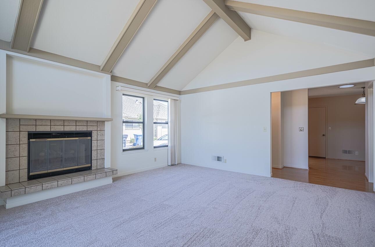 Detail Gallery Image 5 of 31 For 128 Nissen Rd #4,  Salinas,  CA 93901 - 2 Beds | 2 Baths