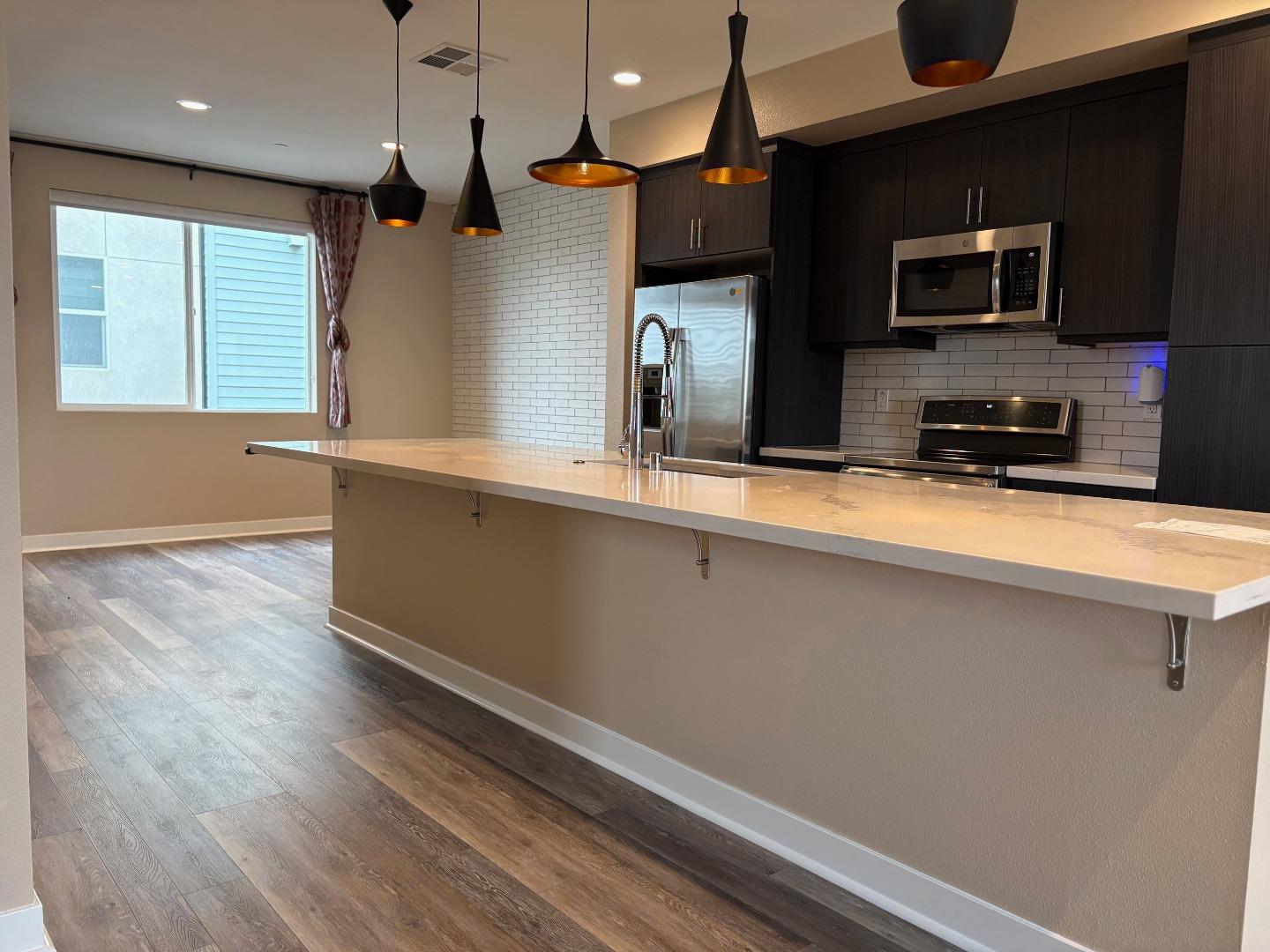 Detail Gallery Image 15 of 22 For 312 Bridgewater Way #1,  Gardena,  CA 90247 - 3 Beds | 3/1 Baths