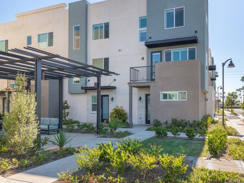 Detail Gallery Image 2 of 22 For 312 Bridgewater Way #1,  Gardena,  CA 90247 - 3 Beds | 3/1 Baths