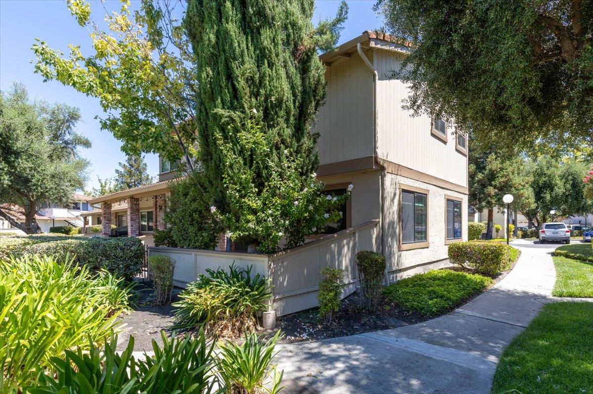 Detail Gallery Image 3 of 39 For 5453 Colony Green Dr, San Jose,  CA 95123 - 2 Beds | 2/1 Baths