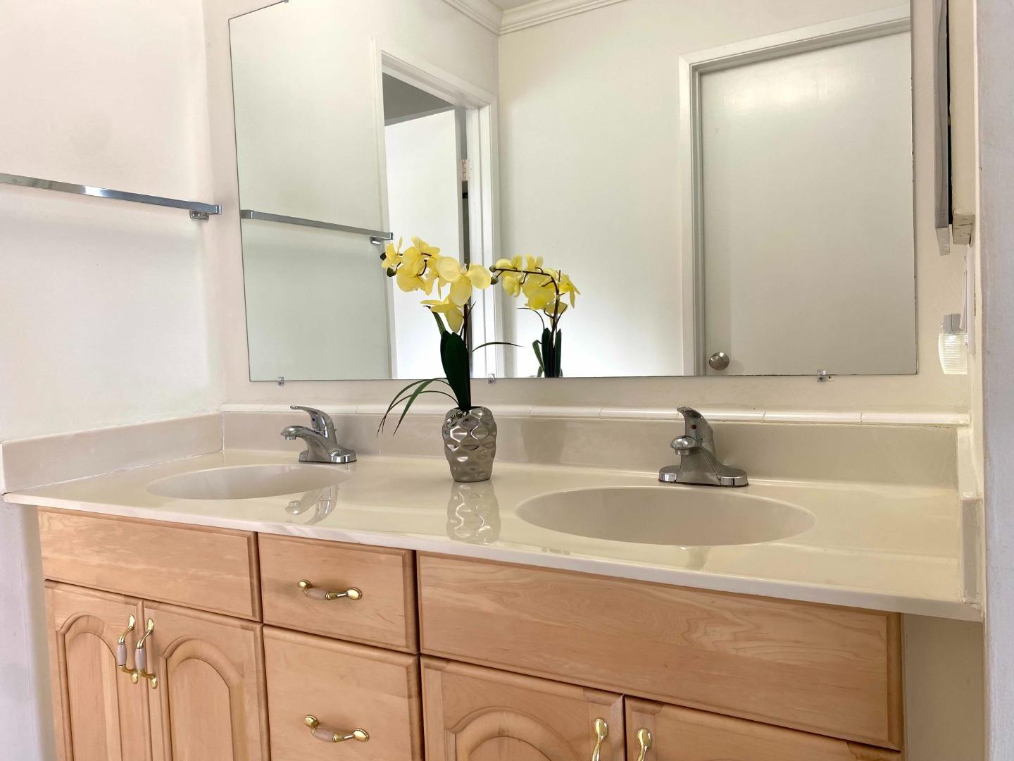 Detail Gallery Image 14 of 23 For 242 Surfbird Isle, Foster City,  CA 94404 - 4 Beds | 2/1 Baths