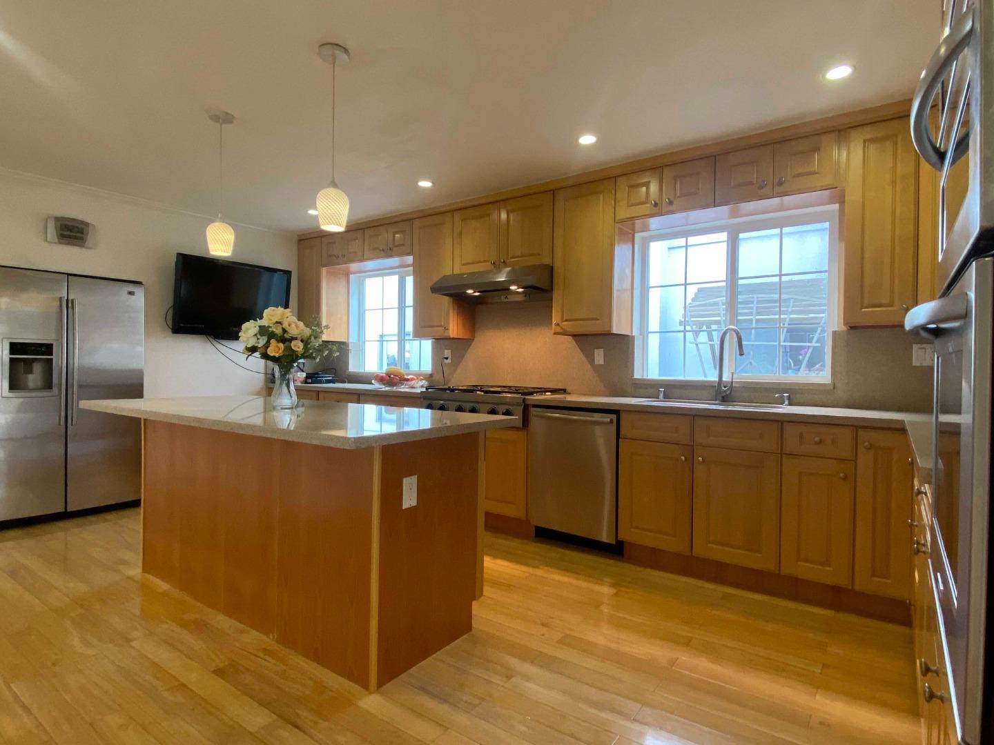 Detail Gallery Image 8 of 23 For 242 Surfbird Isle, Foster City,  CA 94404 - 4 Beds | 2/1 Baths