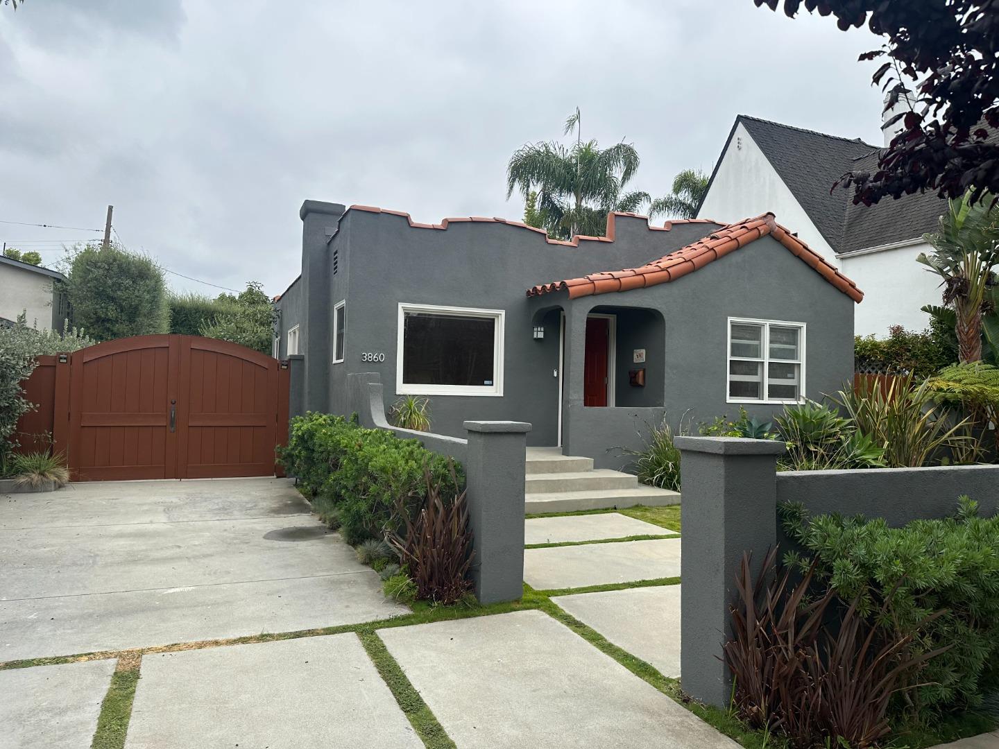 Detail Gallery Image 1 of 21 For 3860 Minerva Ave, Los Angeles,  CA 90066 - 3 Beds | 2 Baths