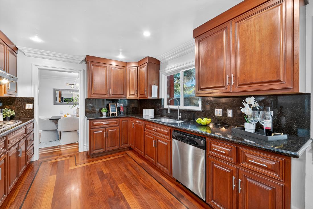 Detail Gallery Image 10 of 63 For 895 Greenwich Dr, Gilroy,  CA 95020 - 5 Beds | 3 Baths