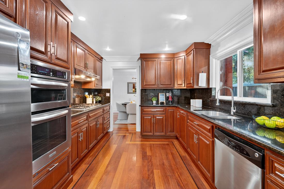 Detail Gallery Image 9 of 63 For 895 Greenwich Dr, Gilroy,  CA 95020 - 5 Beds | 3 Baths