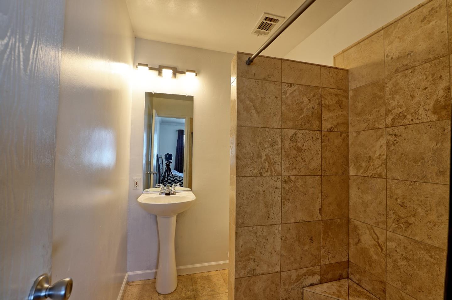 Detail Gallery Image 14 of 26 For 801 Nash Rd #I2,  Hollister,  CA 95023 - 3 Beds | 2/1 Baths