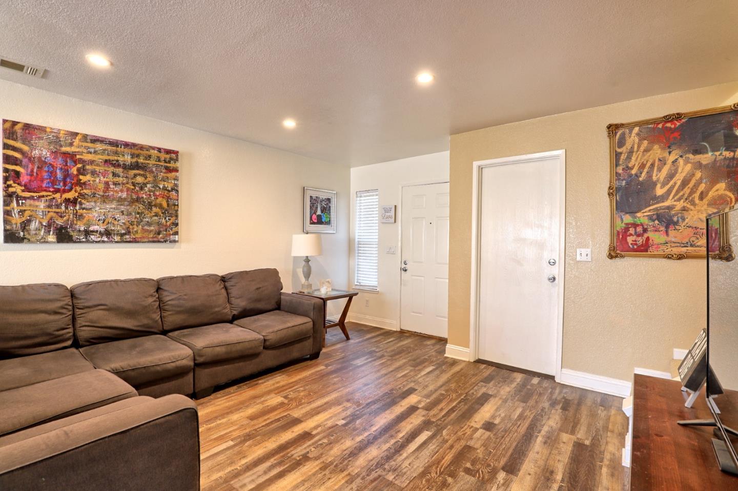 Detail Gallery Image 4 of 26 For 801 Nash Rd #I2,  Hollister,  CA 95023 - 3 Beds | 2/1 Baths