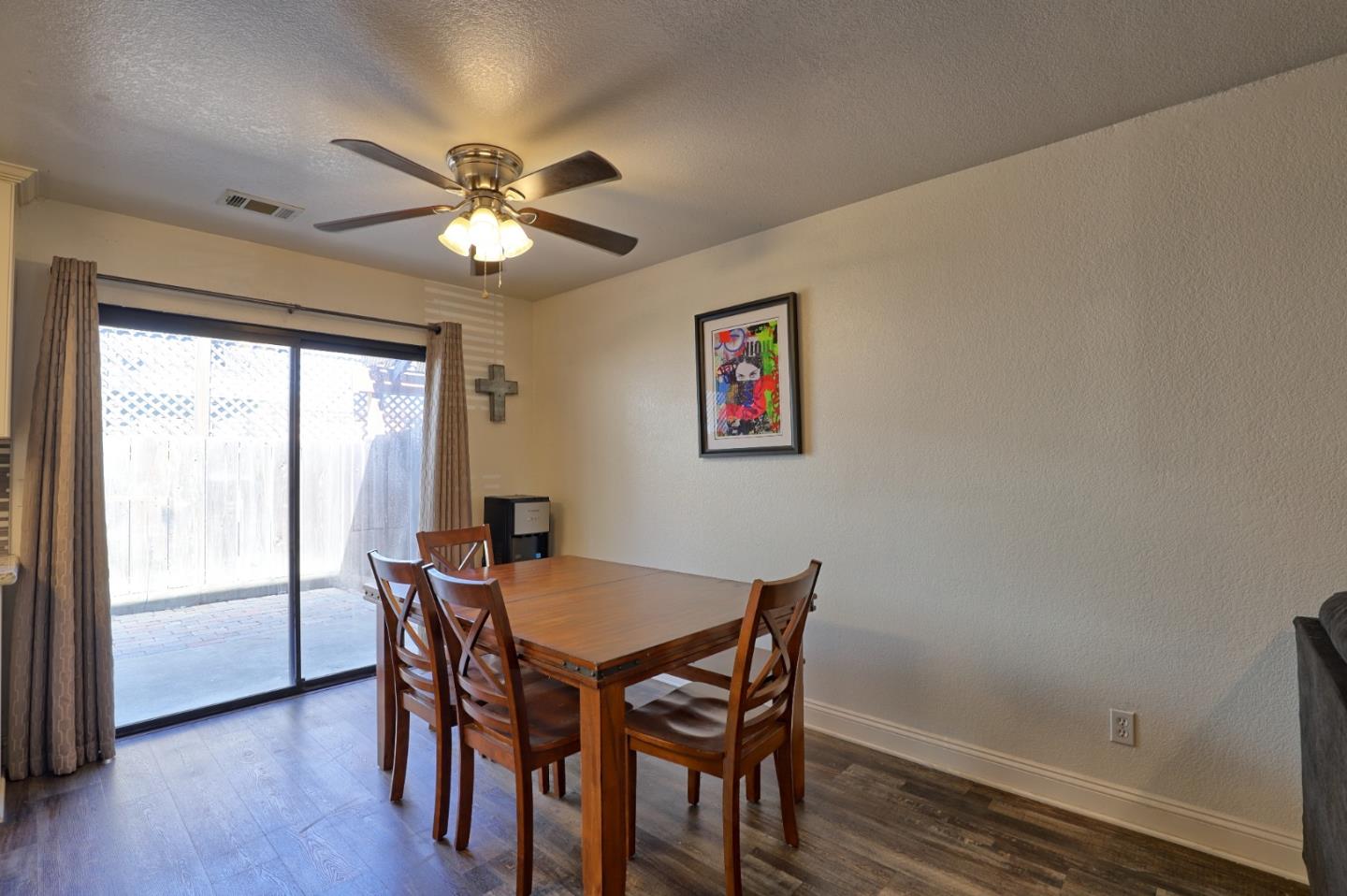 Detail Gallery Image 5 of 26 For 801 Nash Rd #I2,  Hollister,  CA 95023 - 3 Beds | 2/1 Baths