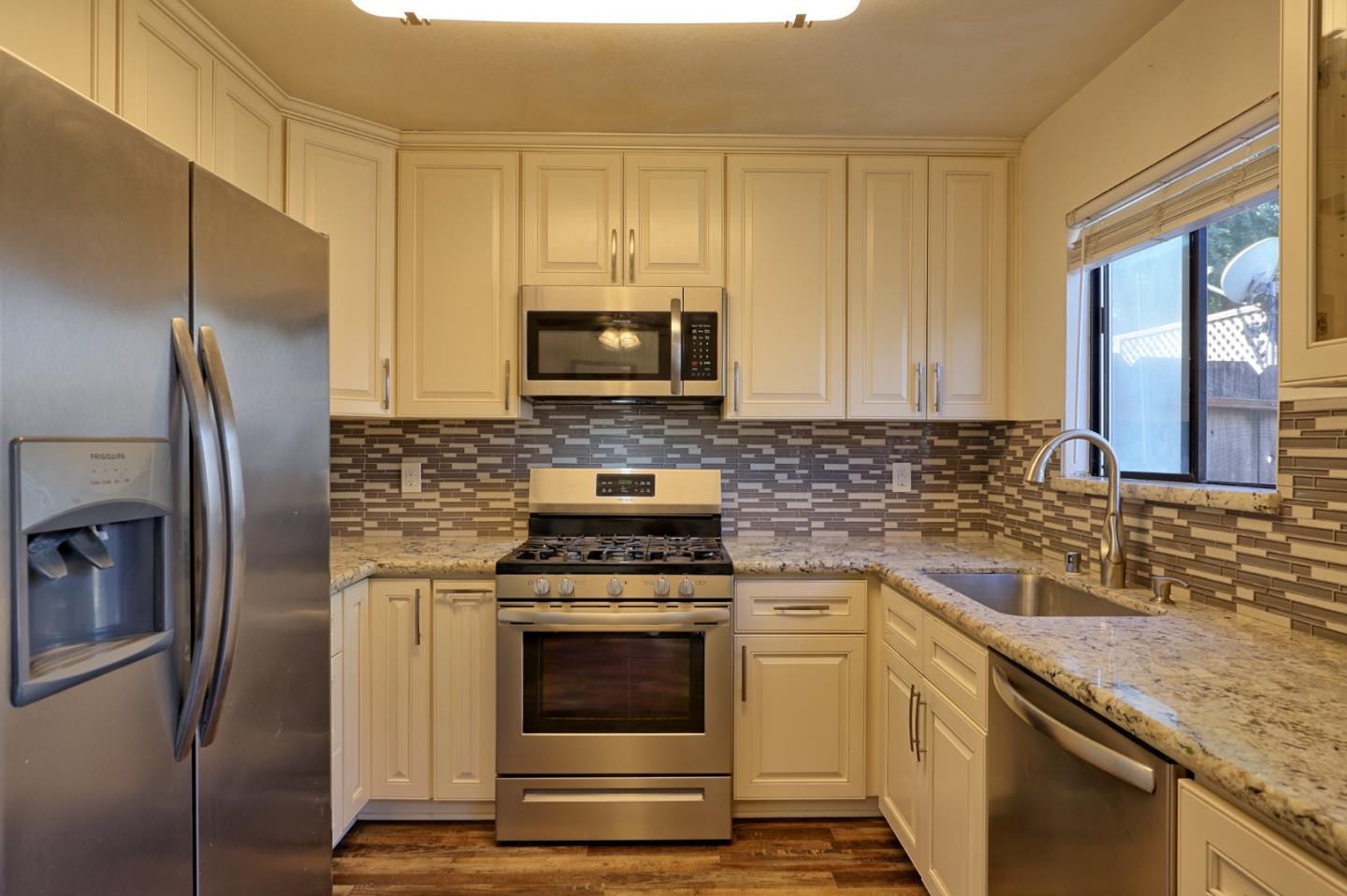 Detail Gallery Image 7 of 26 For 801 Nash Rd #I2,  Hollister,  CA 95023 - 3 Beds | 2/1 Baths