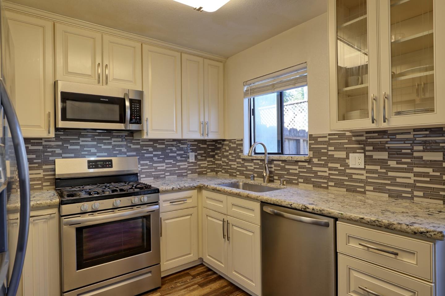 Detail Gallery Image 8 of 26 For 801 Nash Rd #I2,  Hollister,  CA 95023 - 3 Beds | 2/1 Baths