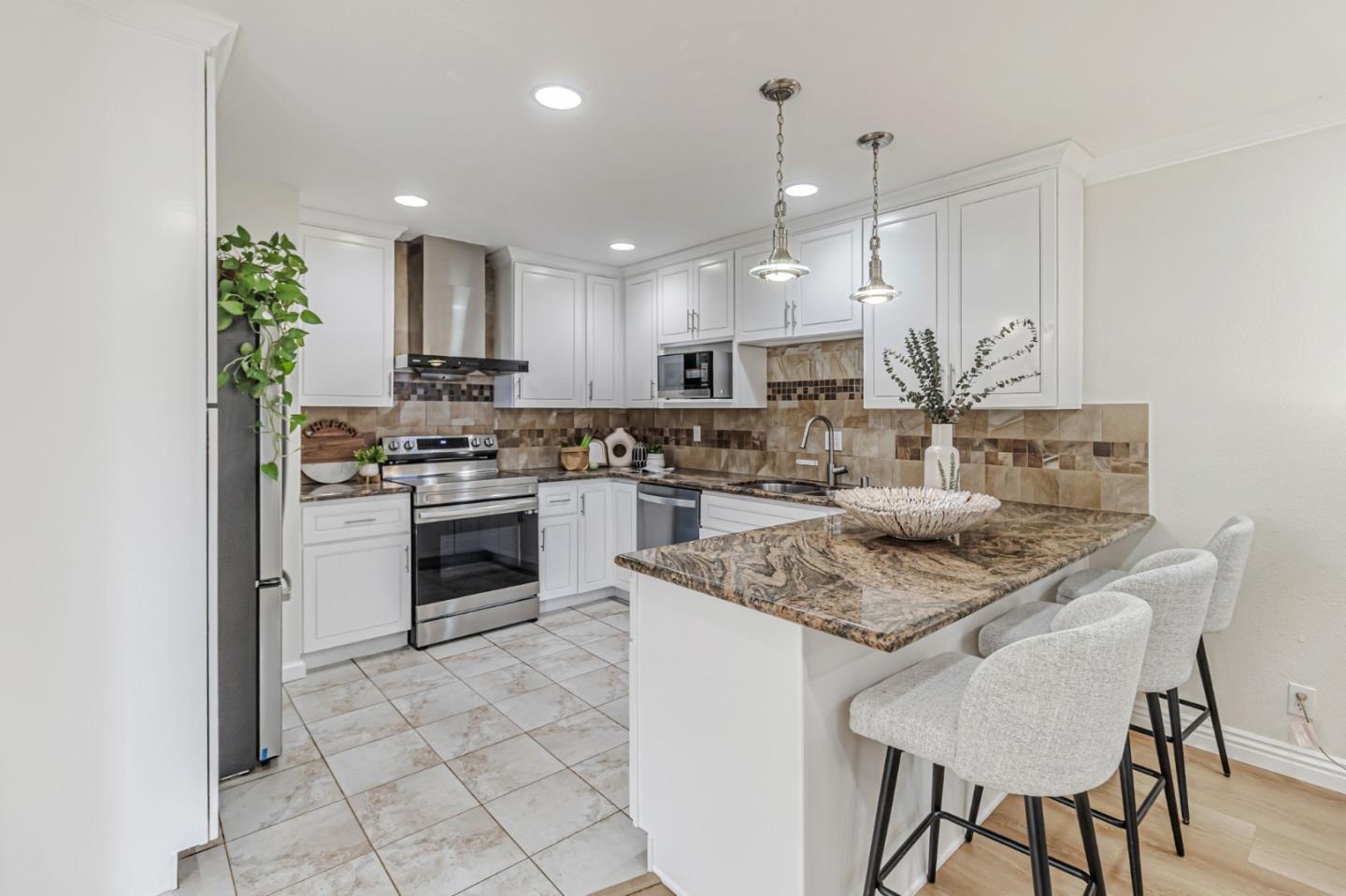 Detail Gallery Image 13 of 50 For 9 Lilly Ln, San Carlos,  CA 94070 - 3 Beds | 2/1 Baths
