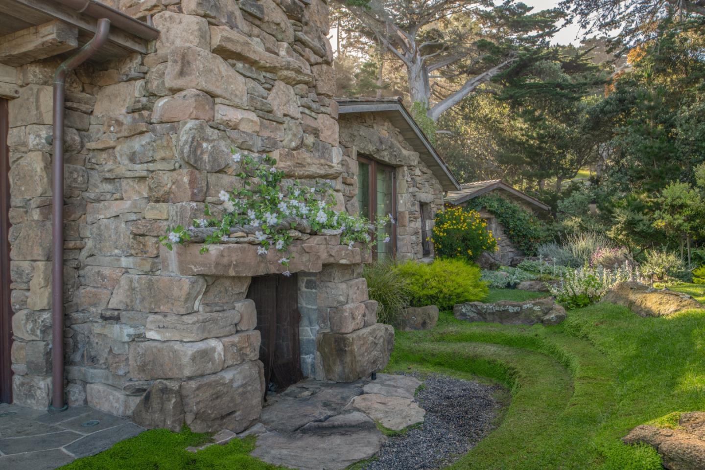 Detail Gallery Image 19 of 101 For 157, 163 Spindrift Rd, Carmel,  CA 93923 - 13 Beds | 13/4 Baths