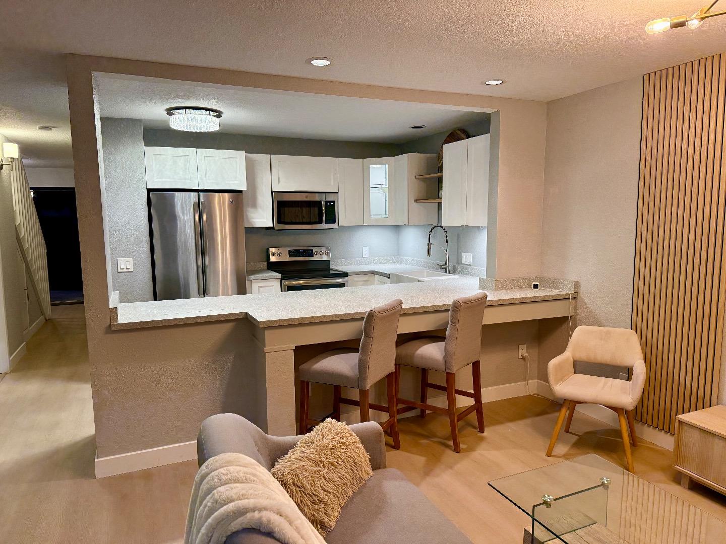 Detail Gallery Image 6 of 28 For 421 Sierra Vista Ave #7,  Mountain View,  CA 94043 - 3 Beds | 2/1 Baths