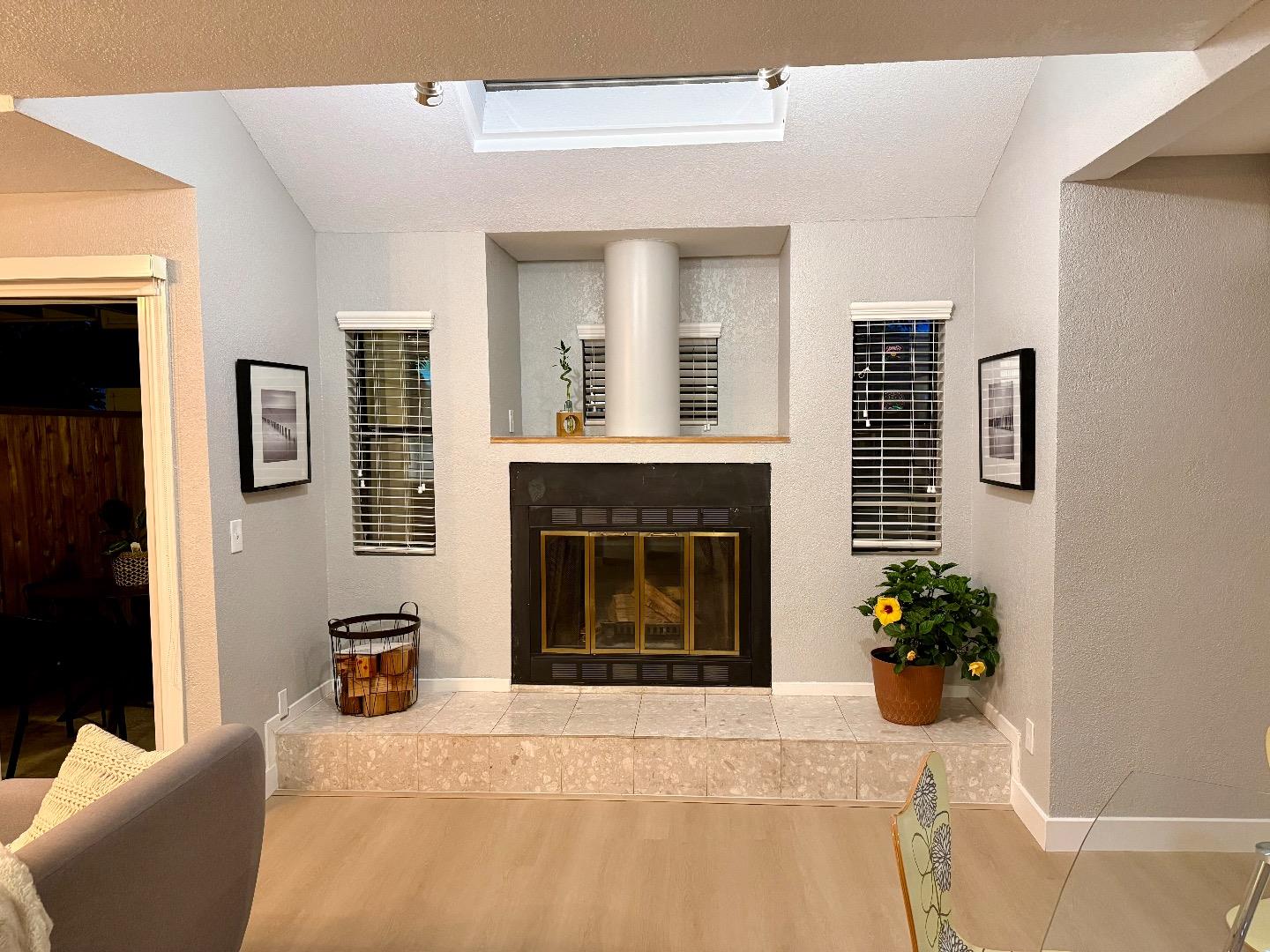 Detail Gallery Image 8 of 28 For 421 Sierra Vista Ave #7,  Mountain View,  CA 94043 - 3 Beds | 2/1 Baths