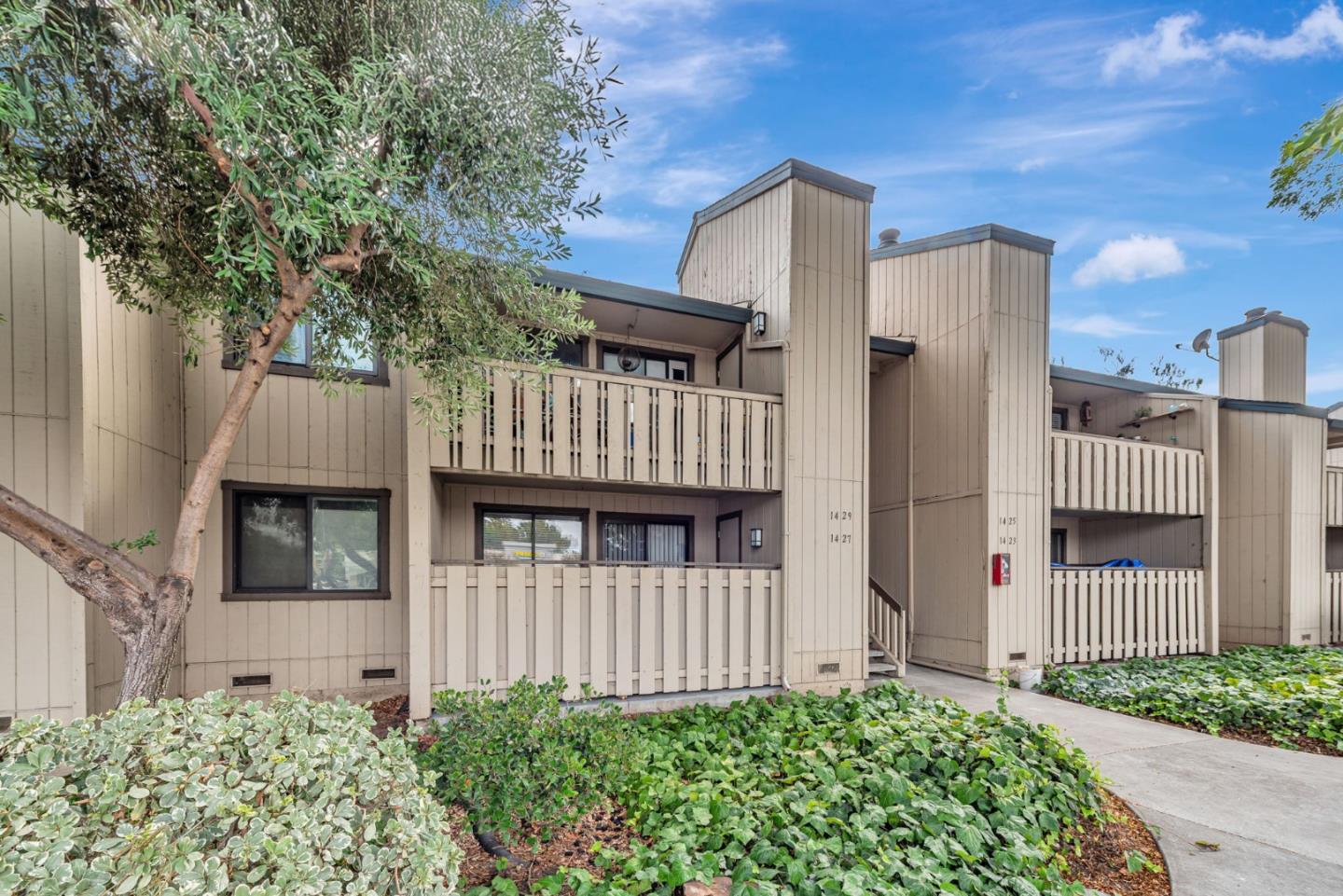 Detail Gallery Image 4 of 37 For 1427 Alma Loop, San Jose,  CA 95125 - 2 Beds | 2 Baths