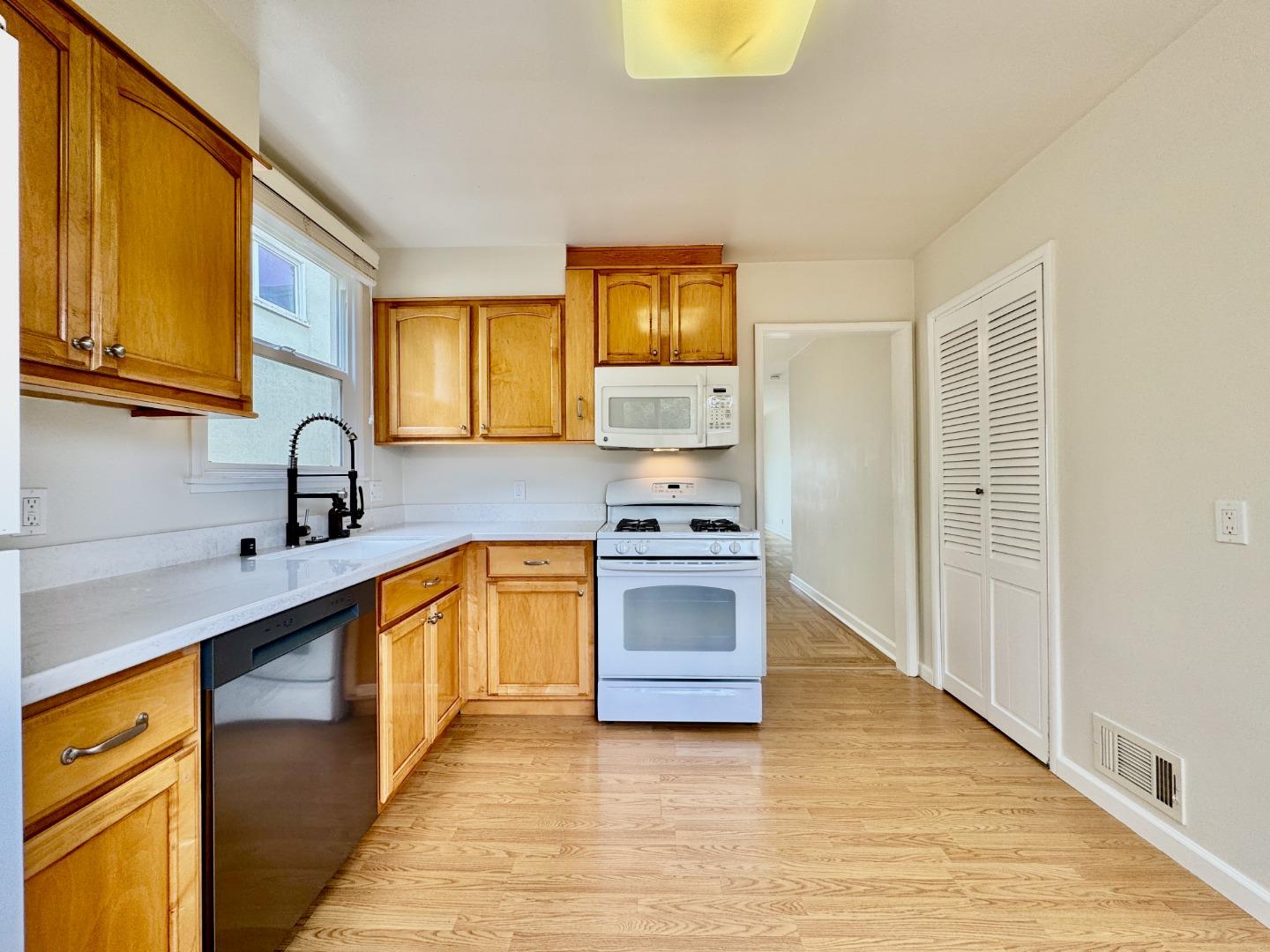 Detail Gallery Image 8 of 27 For 31 Crestview Ave, Daly City,  CA 94015 - 3 Beds | 2 Baths