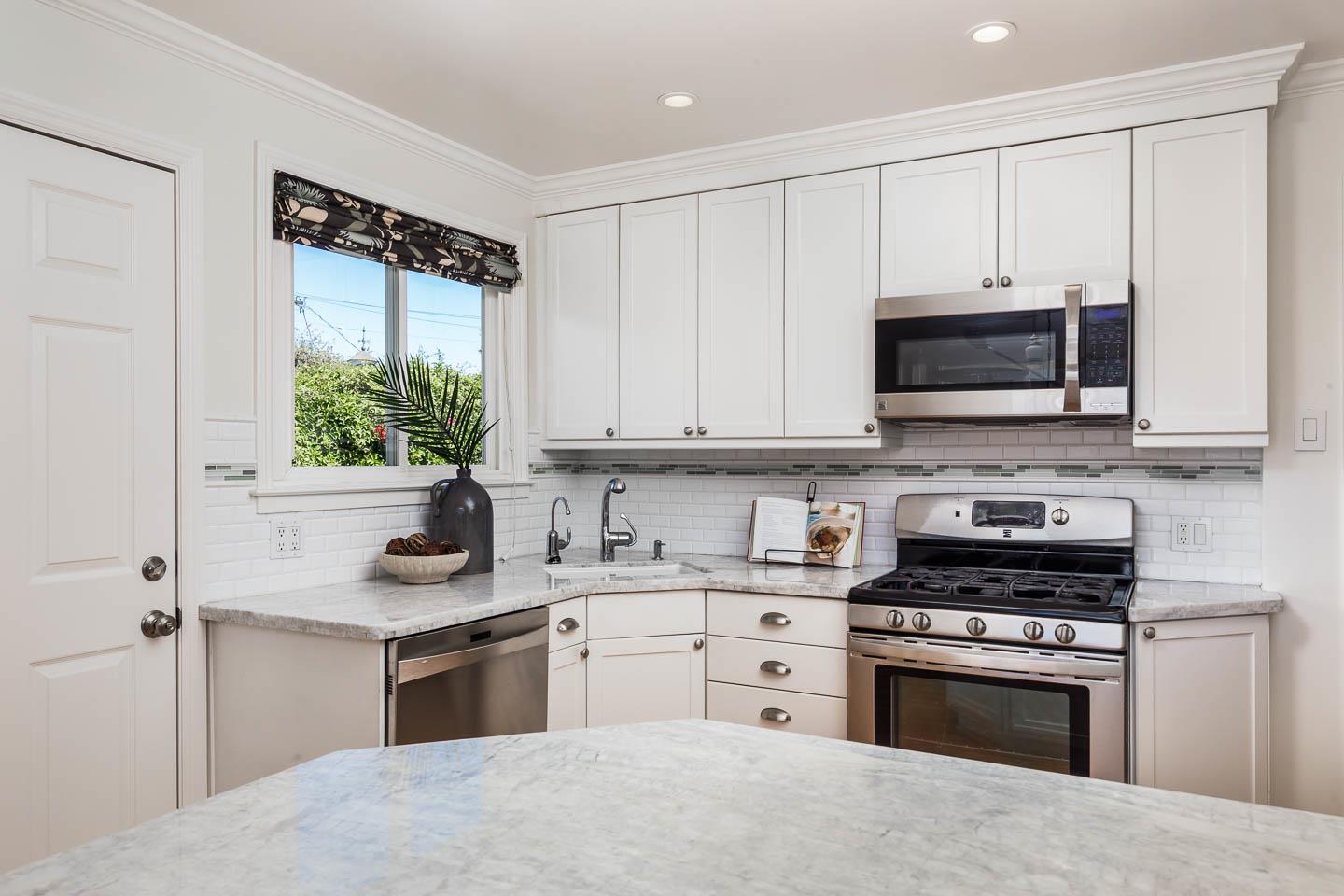 Detail Gallery Image 6 of 12 For 316 Del Rosa Way, San Mateo,  CA 94403 - 2 Beds | 1 Baths