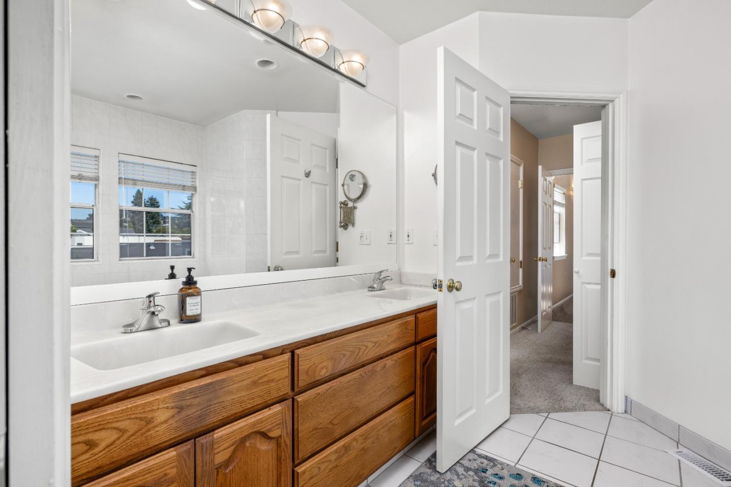 Detail Gallery Image 30 of 37 For 1037 Walnut St, San Carlos,  CA 94070 - 4 Beds | 3 Baths