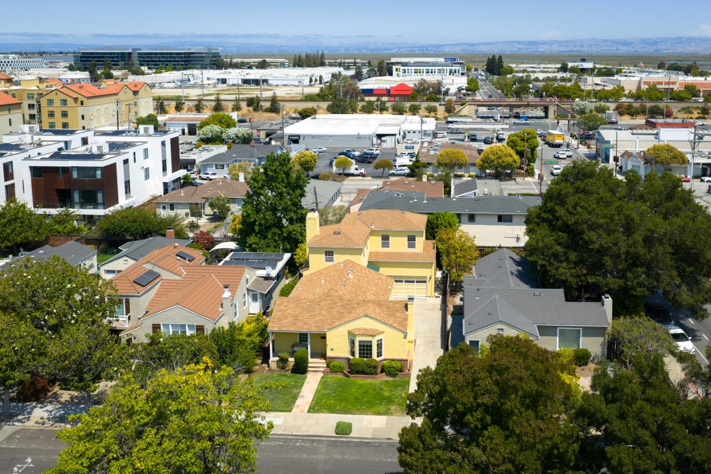 Detail Gallery Image 5 of 37 For 1037 Walnut St, San Carlos,  CA 94070 - 4 Beds | 3 Baths