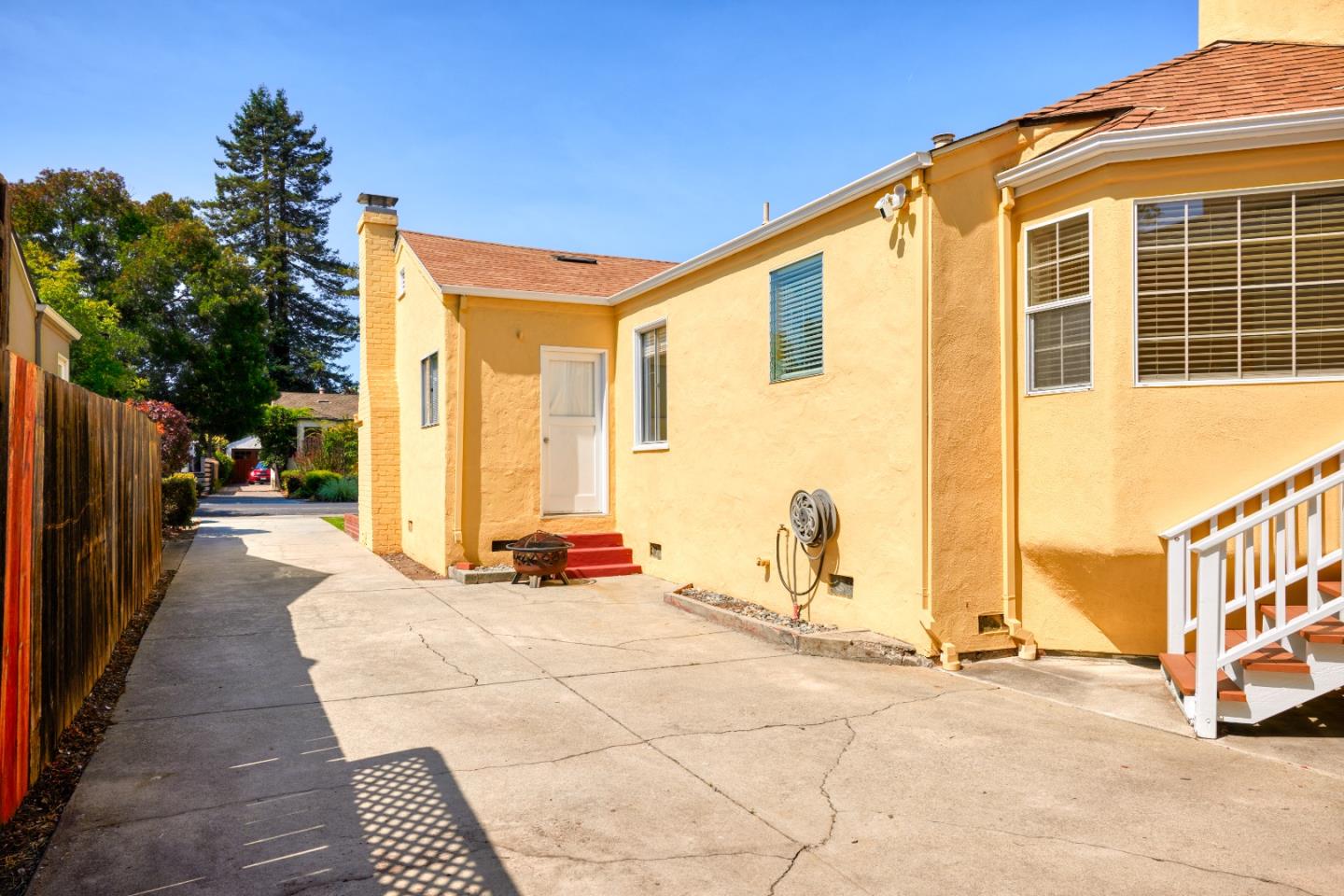 Detail Gallery Image 7 of 37 For 1037 Walnut St, San Carlos,  CA 94070 - 4 Beds | 3 Baths