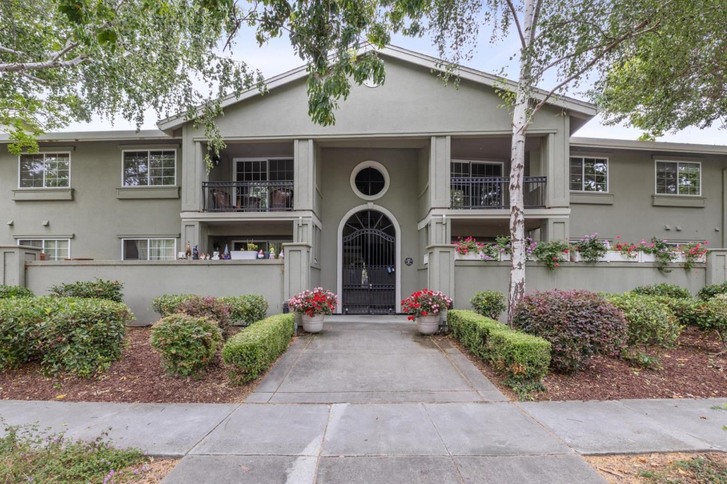 Detail Gallery Image 1 of 35 For 20 Willow Rd #45,  Menlo Park,  CA 94025 - 2 Beds | 2 Baths