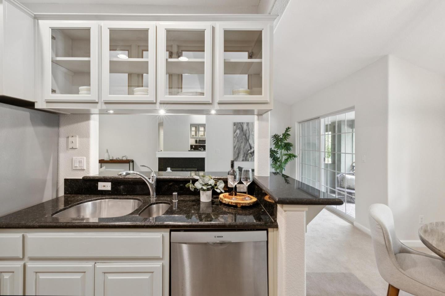 Detail Gallery Image 17 of 35 For 20 Willow Rd #45,  Menlo Park,  CA 94025 - 2 Beds | 2 Baths