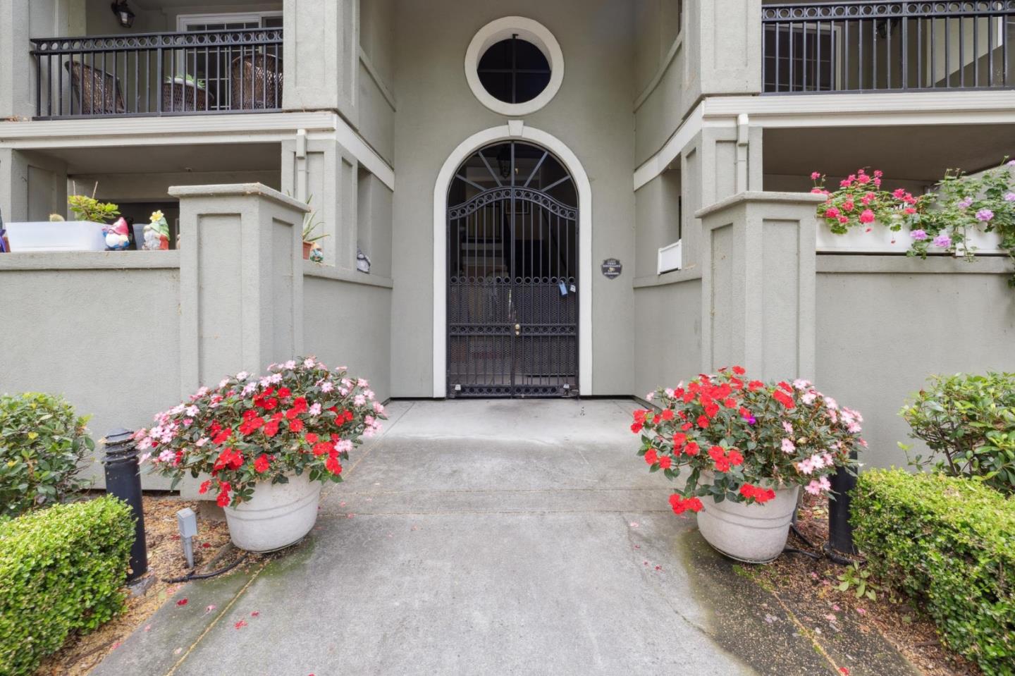 Detail Gallery Image 2 of 35 For 20 Willow Rd #45,  Menlo Park,  CA 94025 - 2 Beds | 2 Baths