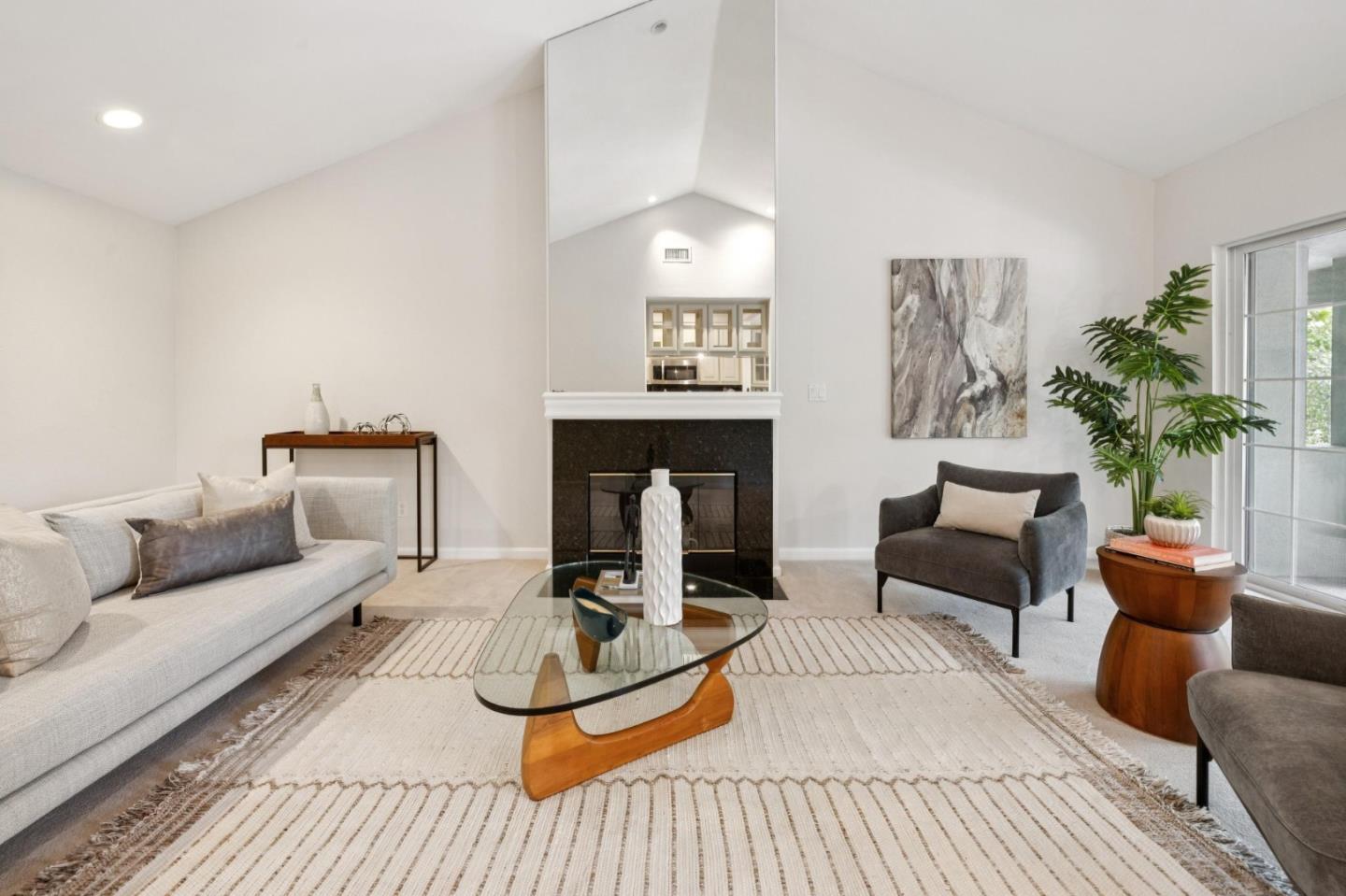 Detail Gallery Image 4 of 35 For 20 Willow Rd #45,  Menlo Park,  CA 94025 - 2 Beds | 2 Baths