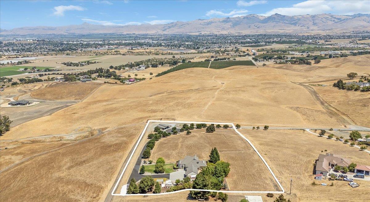 Detail Gallery Image 3 of 78 For 275 Nicholson Dr, Hollister,  CA 95023 - 4 Beds | 3 Baths