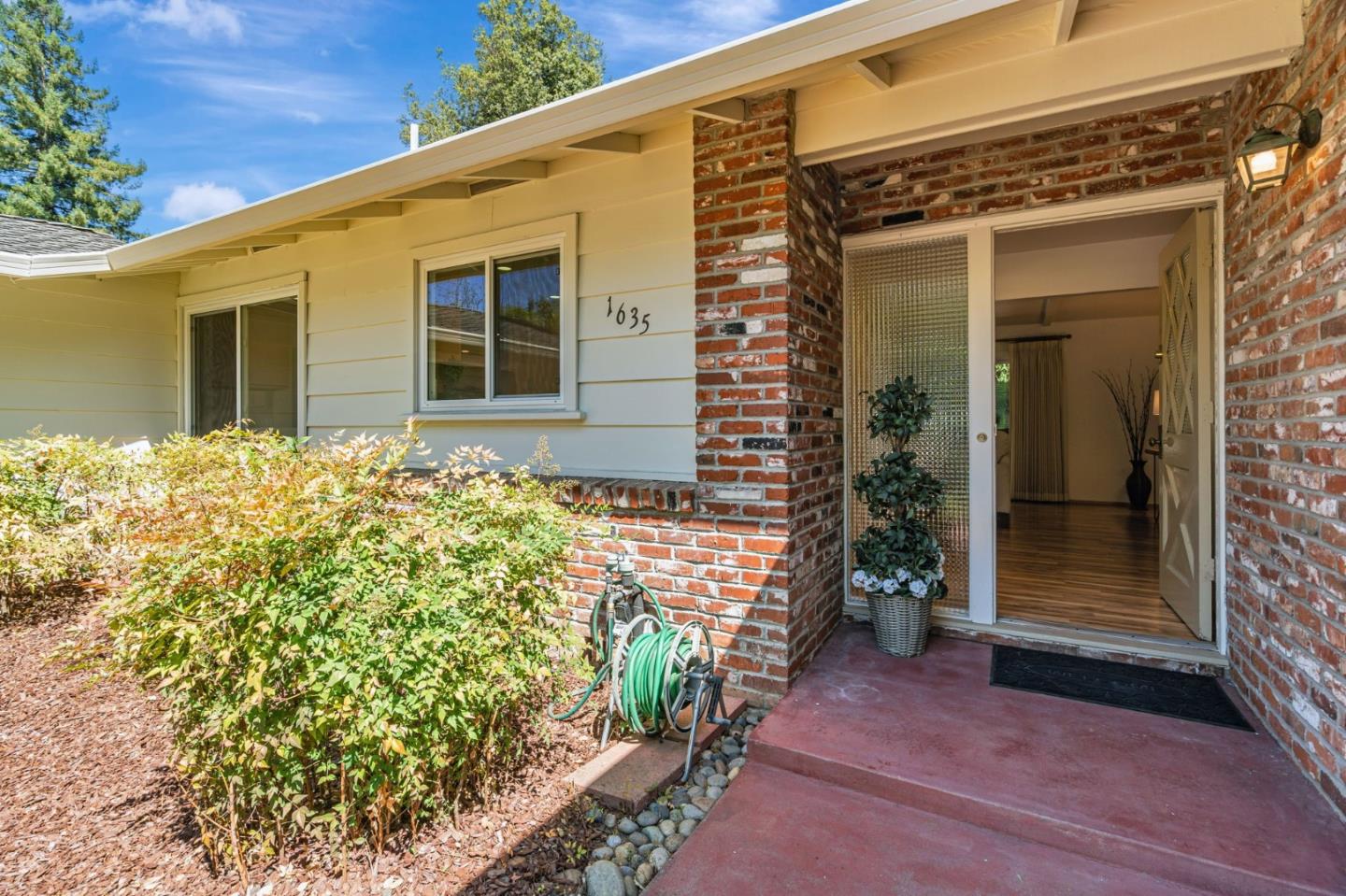 Detail Gallery Image 4 of 52 For 1635 Morton Ave, Los Altos,  CA 94024 - 3 Beds | 2 Baths