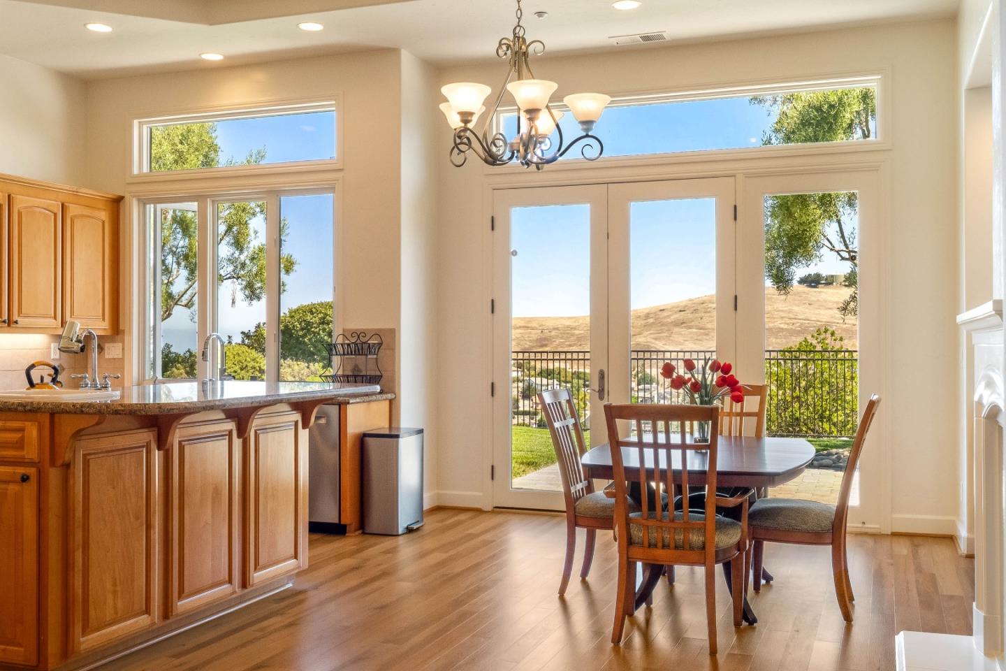 Detail Gallery Image 11 of 46 For 27812 Crowne Point Dr, Salinas,  CA 93908 - 4 Beds | 3/1 Baths