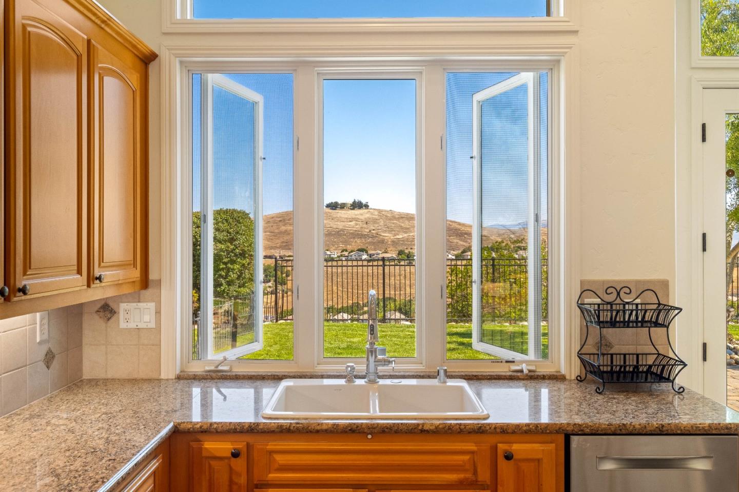 Detail Gallery Image 16 of 46 For 27812 Crowne Point Dr, Salinas,  CA 93908 - 4 Beds | 3/1 Baths