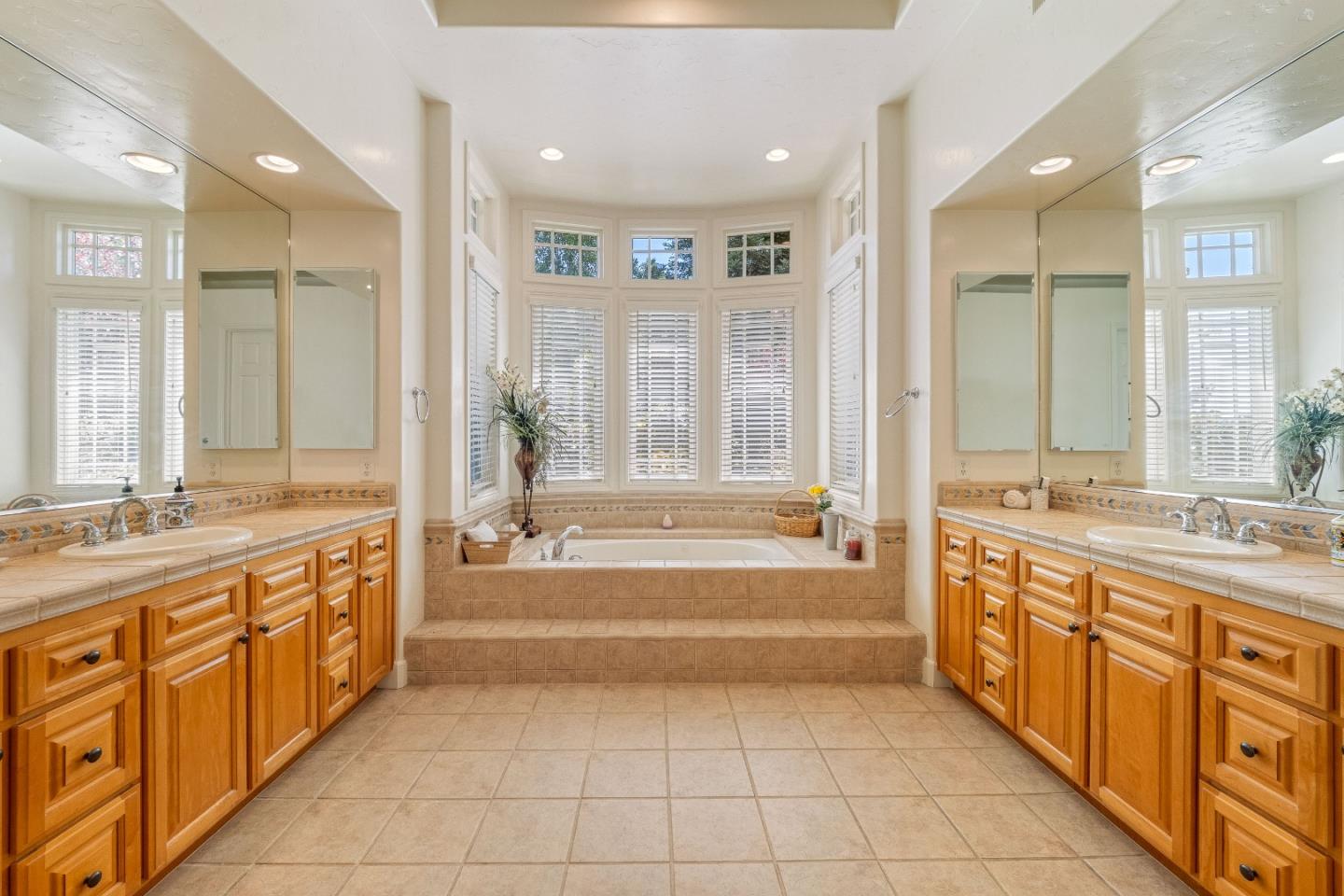 Detail Gallery Image 26 of 46 For 27812 Crowne Point Dr, Salinas,  CA 93908 - 4 Beds | 3/1 Baths