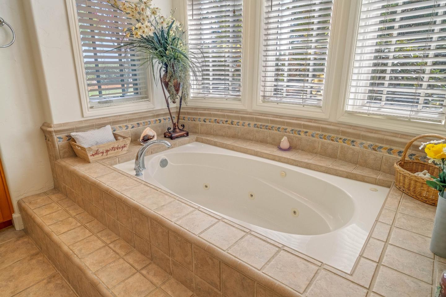 Detail Gallery Image 27 of 46 For 27812 Crowne Point Dr, Salinas,  CA 93908 - 4 Beds | 3/1 Baths