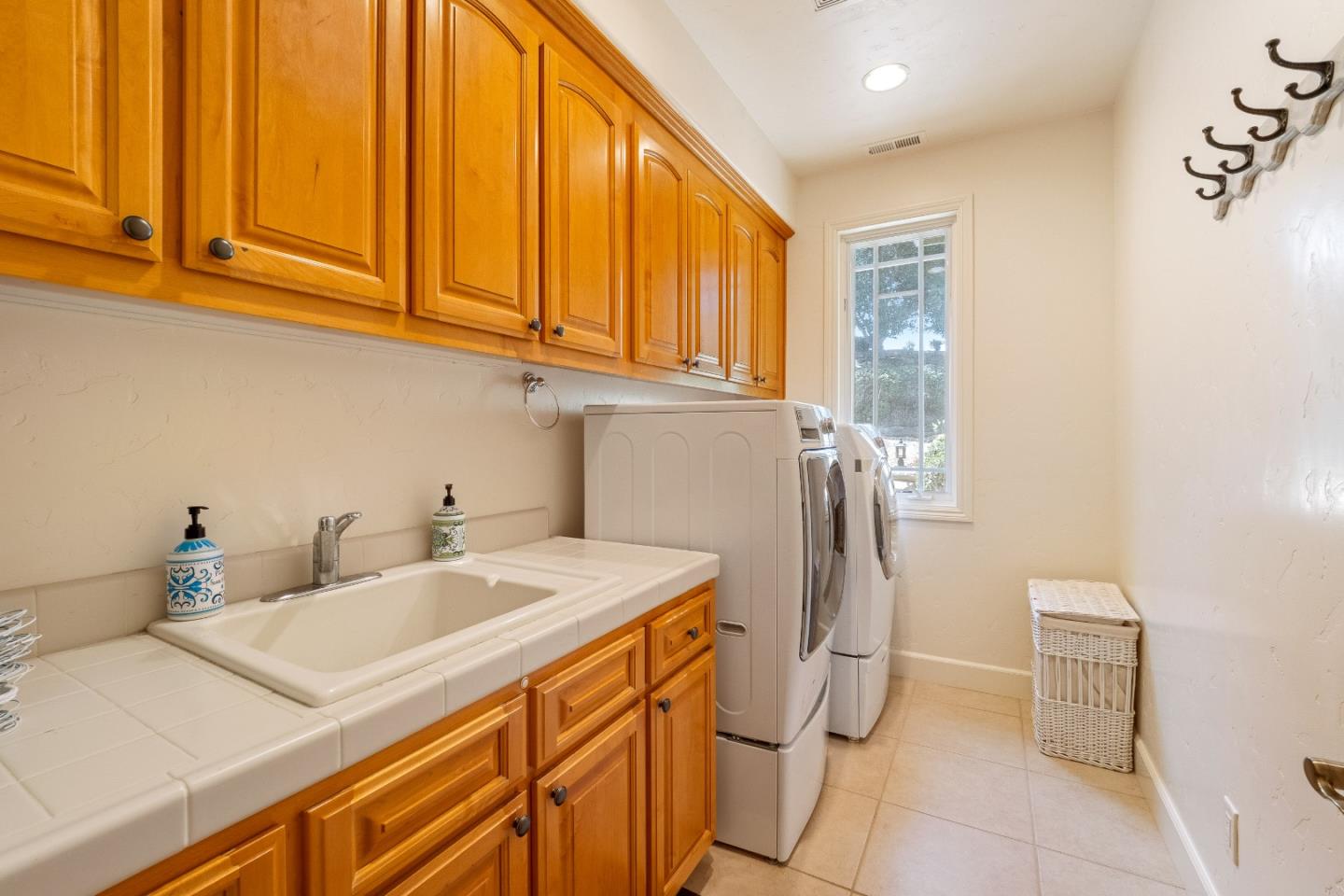 Detail Gallery Image 35 of 46 For 27812 Crowne Point Dr, Salinas,  CA 93908 - 4 Beds | 3/1 Baths