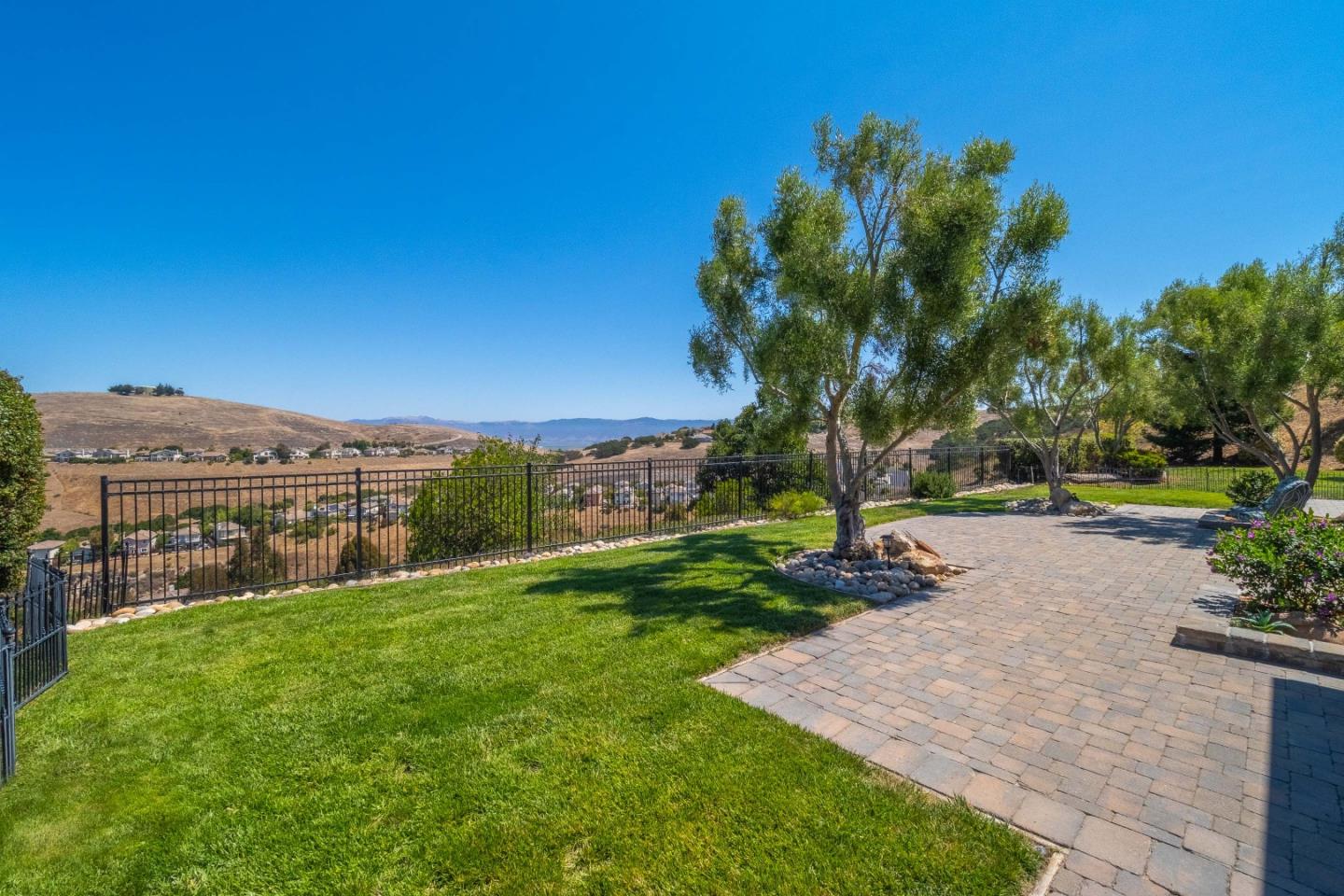 Detail Gallery Image 37 of 46 For 27812 Crowne Point Dr, Salinas,  CA 93908 - 4 Beds | 3/1 Baths
