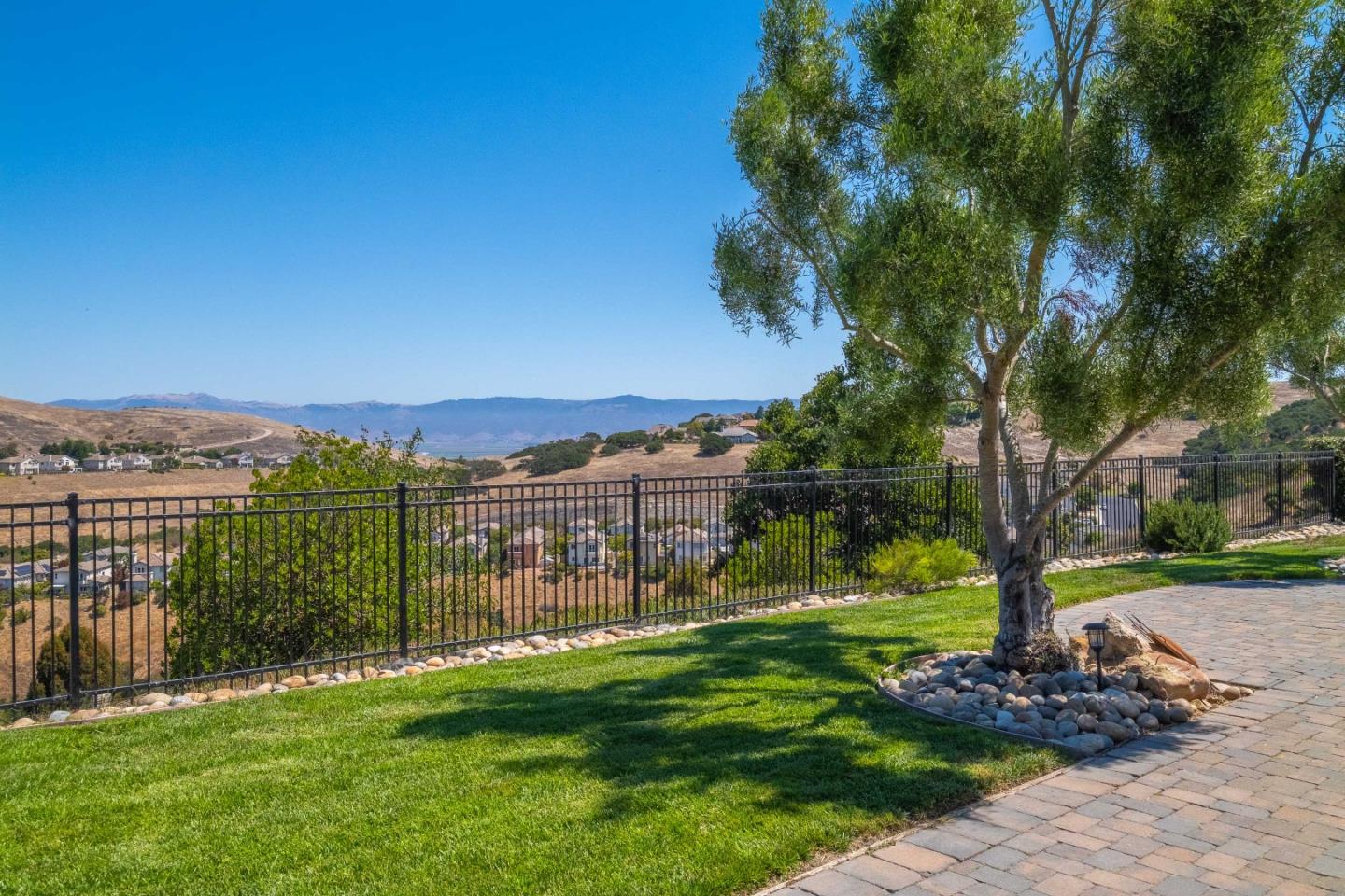 Detail Gallery Image 38 of 46 For 27812 Crowne Point Dr, Salinas,  CA 93908 - 4 Beds | 3/1 Baths