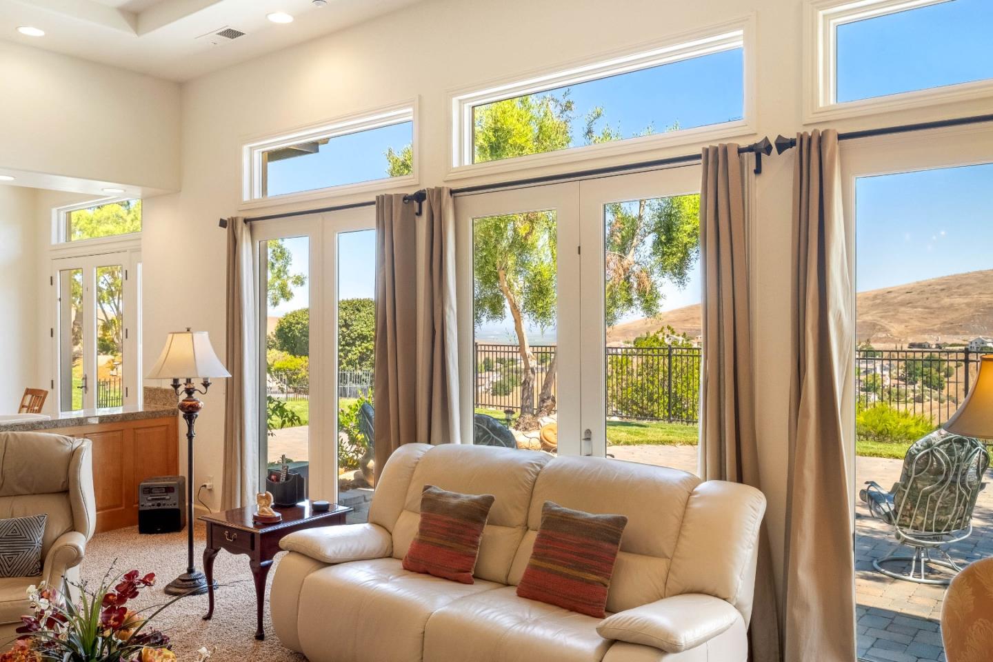 Detail Gallery Image 7 of 46 For 27812 Crowne Point Dr, Salinas,  CA 93908 - 4 Beds | 3/1 Baths