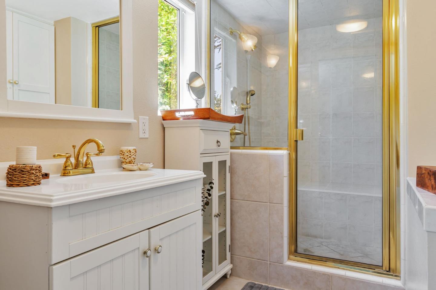 Detail Gallery Image 13 of 32 For 514 Live Oak Ln, Redwood City,  CA 94062 - 4 Beds | 2/1 Baths