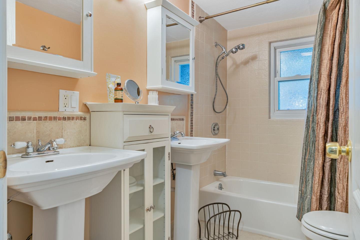 Detail Gallery Image 15 of 32 For 514 Live Oak Ln, Redwood City,  CA 94062 - 4 Beds | 2/1 Baths