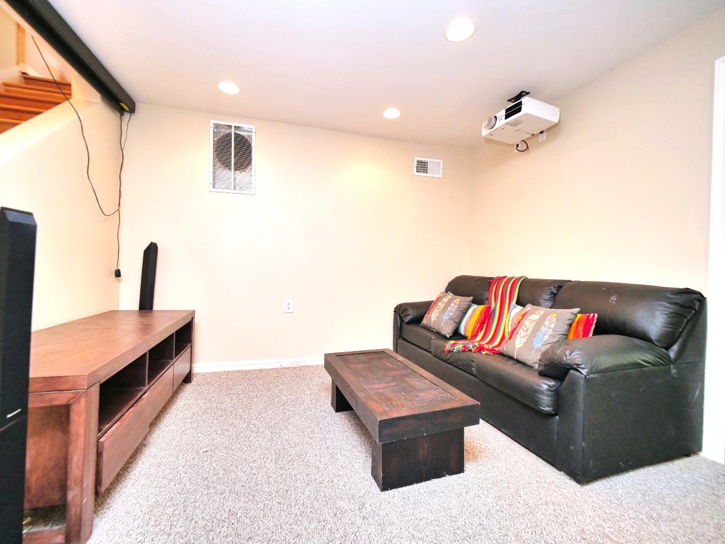 Detail Gallery Image 29 of 32 For 514 Live Oak Ln, Redwood City,  CA 94062 - 4 Beds | 2/1 Baths