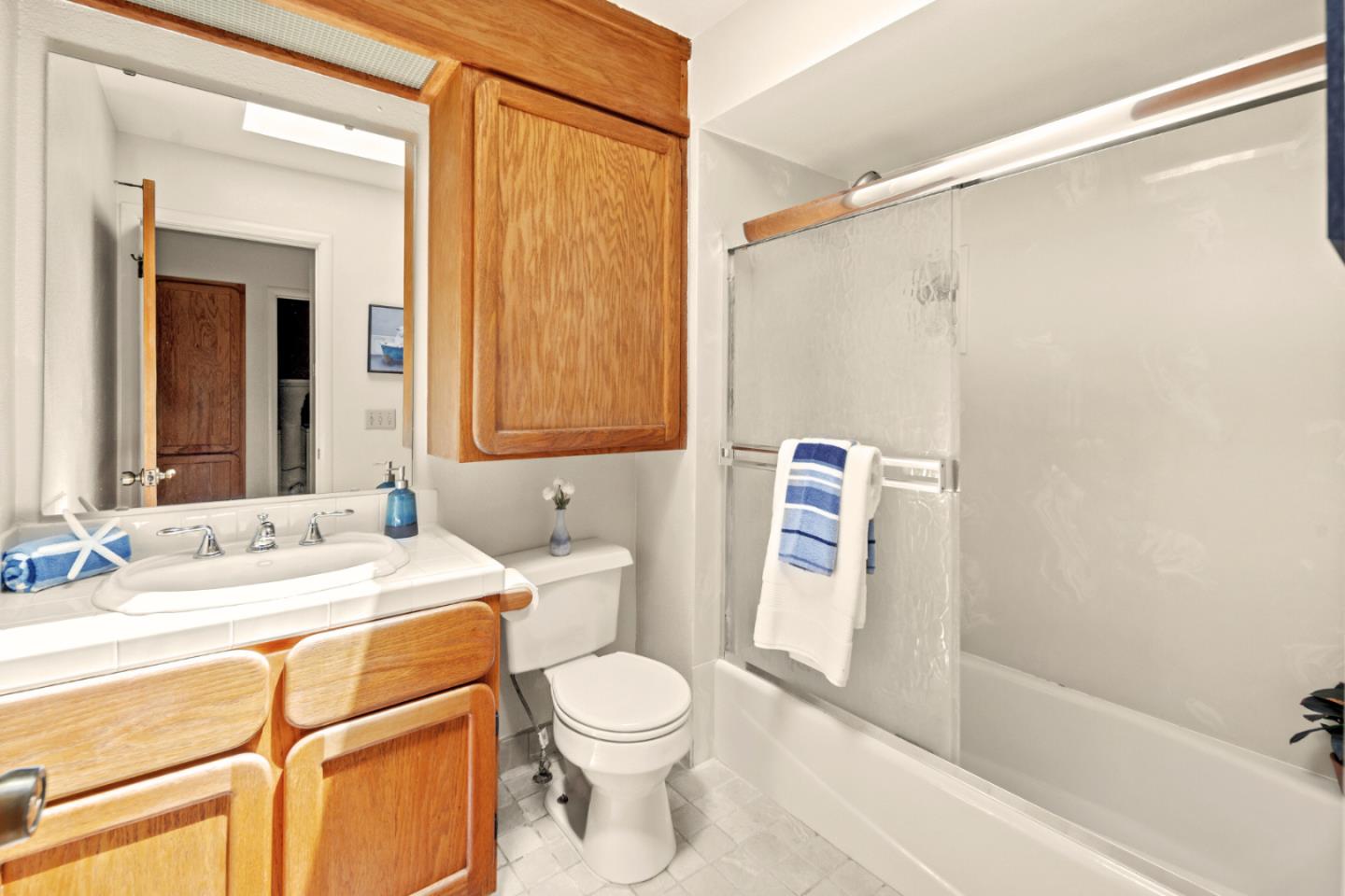 Detail Gallery Image 11 of 12 For 461 Dela Vina Ave #209,  Monterey,  CA 93940 - 2 Beds | 1 Baths
