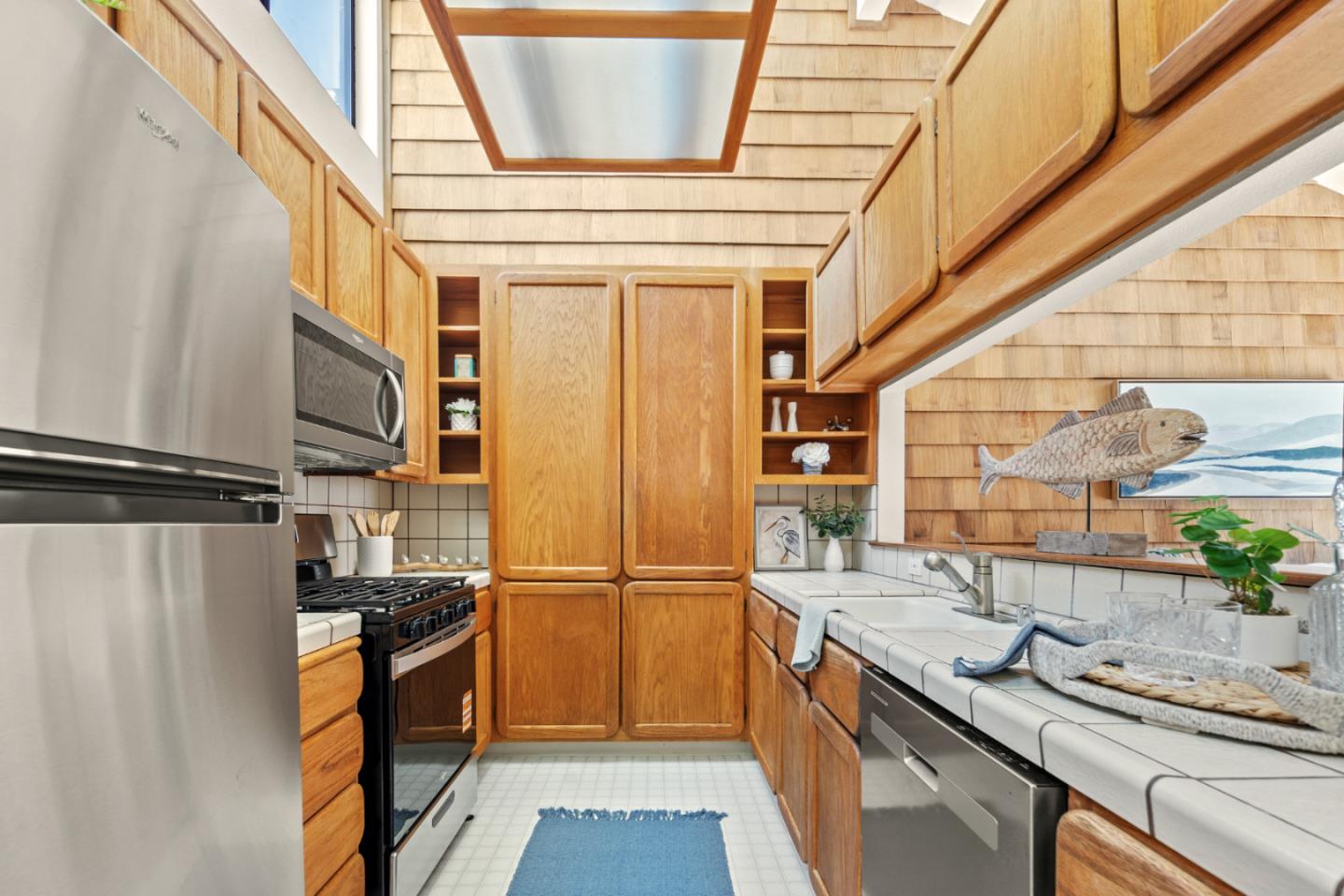 Detail Gallery Image 7 of 12 For 461 Dela Vina Ave #209,  Monterey,  CA 93940 - 2 Beds | 1 Baths