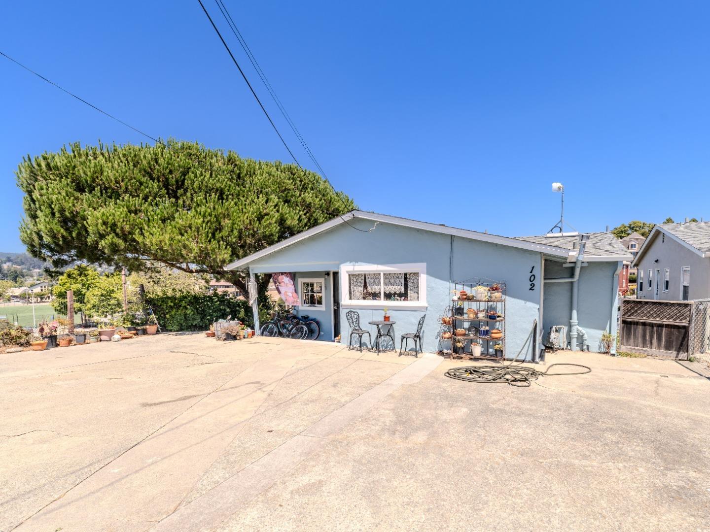 Detail Gallery Image 4 of 14 For 102 W Cliff Dr, Santa Cruz,  CA 95060 - 2 Beds | 1 Baths