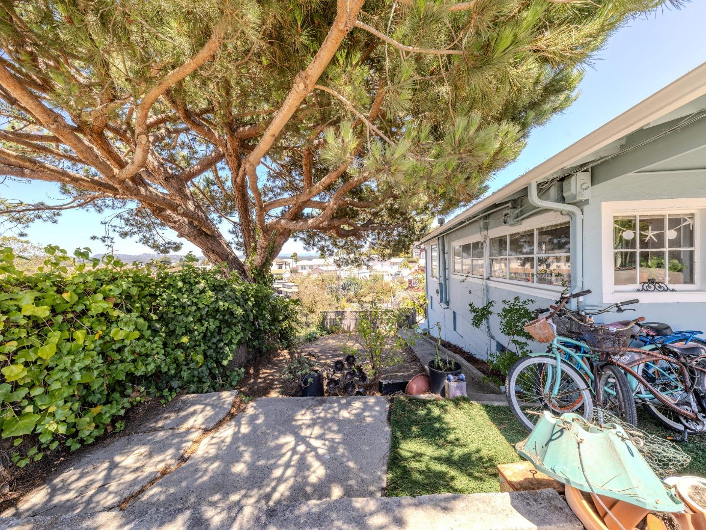 Detail Gallery Image 6 of 14 For 102 W Cliff Dr, Santa Cruz,  CA 95060 - 2 Beds | 1 Baths