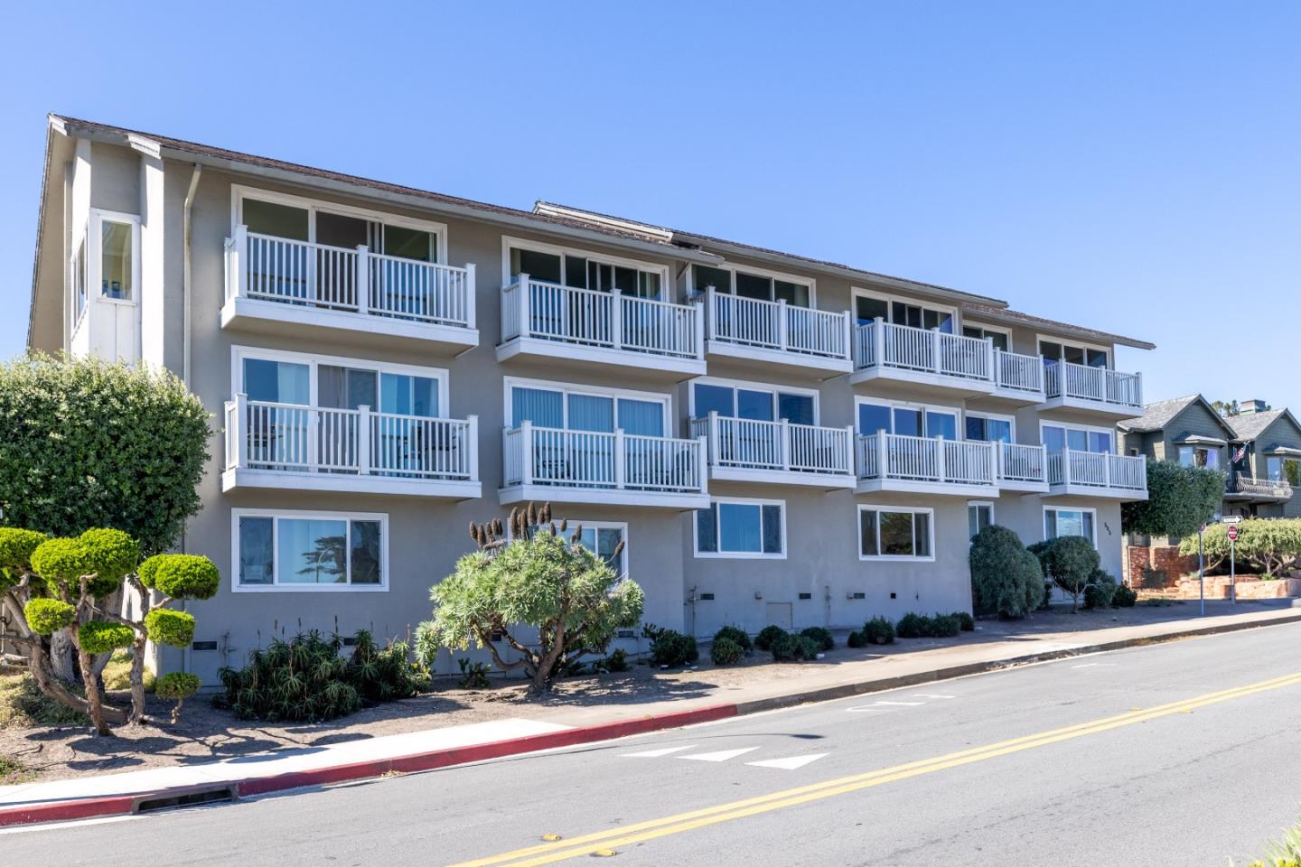 Detail Gallery Image 4 of 53 For 585 Ocean View Blvd #3,  Pacific Grove,  CA 93950 - 2 Beds | 1/1 Baths