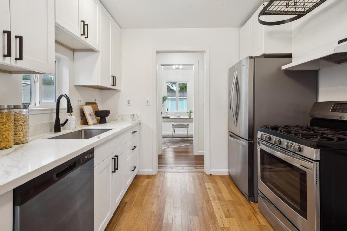 Detail Gallery Image 4 of 12 For 184 Paloma Ave, Pacifica,  CA 94044 - 3 Beds | 1 Baths